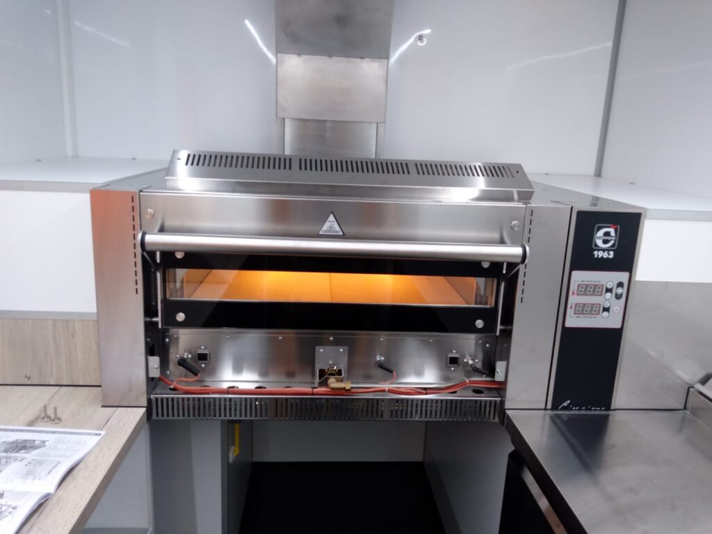 Aménagement food truck camion pizza four Cuppone en Bretagne 1
