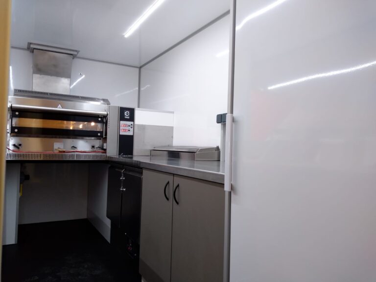 Aménagement food truck camion pizza four Cuppone en Bretagne 4