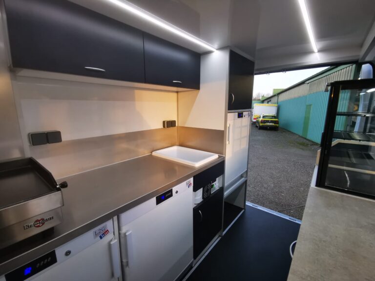 Aménagement food truck TYPE H - Conception et location sur mesure 3