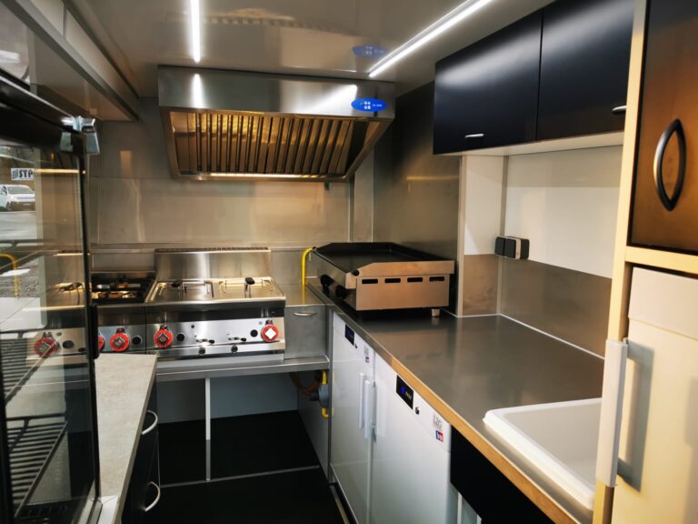Aménagement food truck TYPE H - Conception et location sur mesure 4