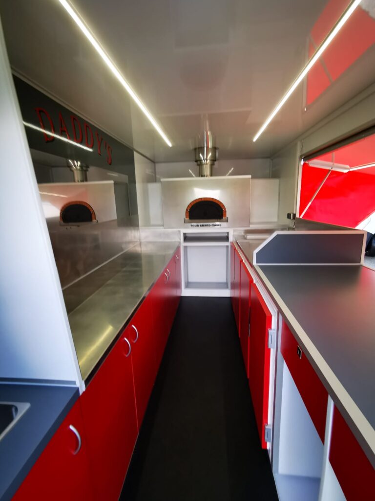 Camion pizza feu de bois - Aménagement complet 5