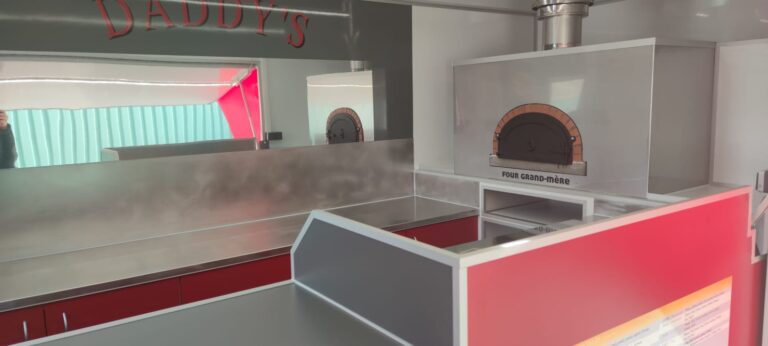 Camion pizza feu de bois - Aménagement complet 7