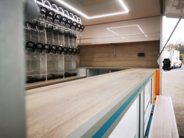 Food truck Thérèse & Janine Épicerie Vrac - Aménagement sur mesure 2