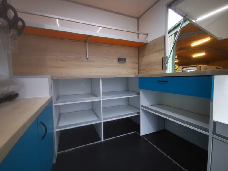 Food truck Thérèse & Janine Épicerie Vrac - Aménagement sur mesure 5